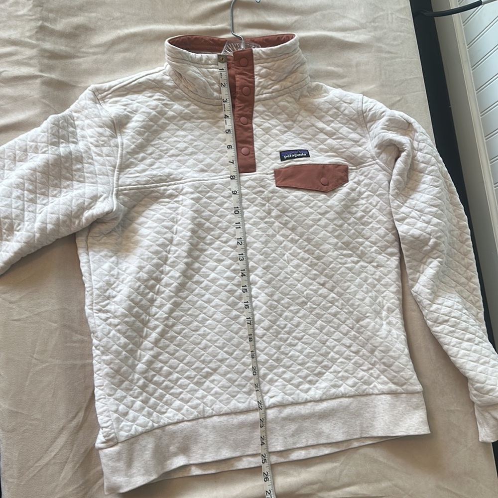 Patagonia Quilted Snap-Front Pullover in Light Heather with Rust Accents - Picture 7 of 8